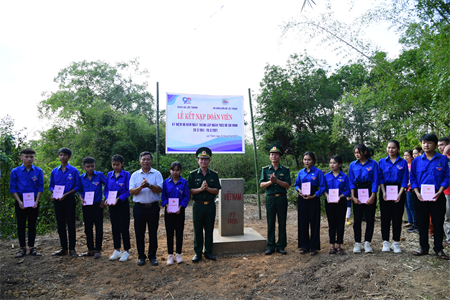 Thiêng liêng lễ kết nạp Đoàn tại cột mốc chủ quyền