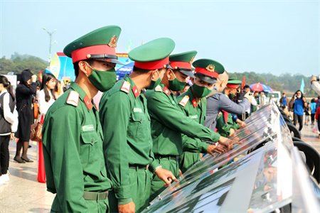 Triển lãm ảnh ''Tuổi trẻ Việt Nam - Một thời và mãi mãi''