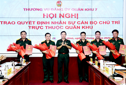 Thường vụ Đảng ủy Quân khu trao quyết định bổ nhiệm cán bộ chủ trì cơ quan, đơn vị