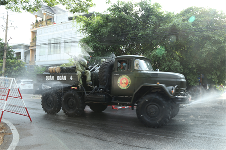 Quân đoàn 4 phun hóa chất phòng chống dịch Covid-19 tại Bình Dương