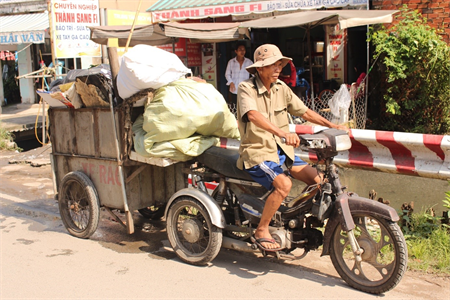 Cựu chiến binh Nguyễn Ngọc Đức – cần mẫn vớt rác làm sạch môi trường