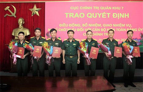 Cục Chính trị Quân khu 7 trao quyết định điều động, bổ nhiệm cán bộ