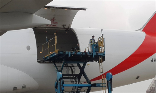 Hơn 800.000 liều vaccine AstraZeneca về tới Việt Nam