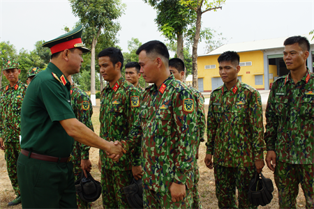 Tư lệnh Quân khu kiểm tra các đơn vị binh chủng