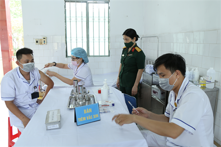 Quân đoàn 4 tiêm vắc xin ngừa Covid-19 đợt 1 cho đối tượng ưu tiên