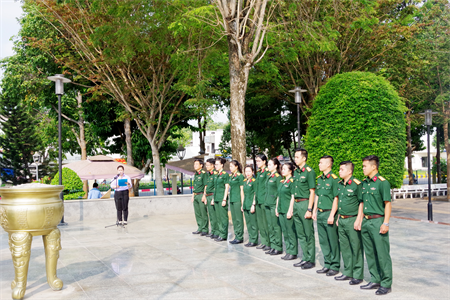 Chi đoàn Trung tâm TDTT Quốc phòng II sinh hoạt chuyên đề “địa chỉ đỏ”