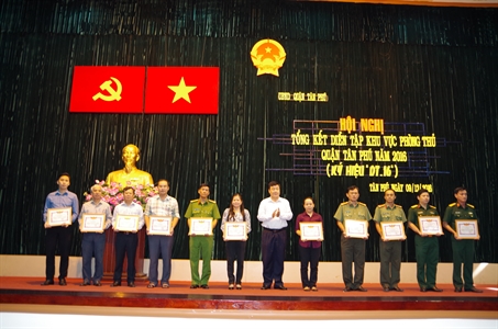Quận Tân Phú: Khen thưởng 53 tập thể, cá nhân có thành tích cao trong diễn tập khu vực phòng thủ