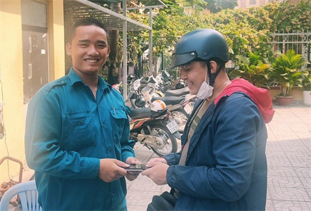 Dân quân quận Tân Phú trả lại tài sản cho người đánh rơi