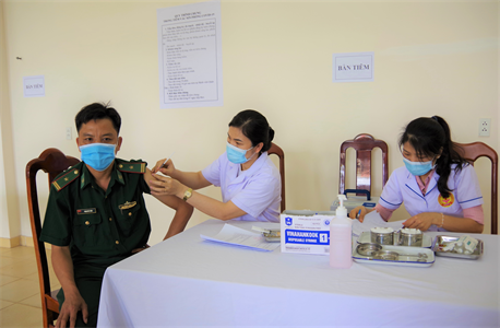 Bộ chỉ huy BĐBP tỉnh Bình Phước tiêm vaccine cho cán bộ, chiến sĩ tại các đồn, trạm
