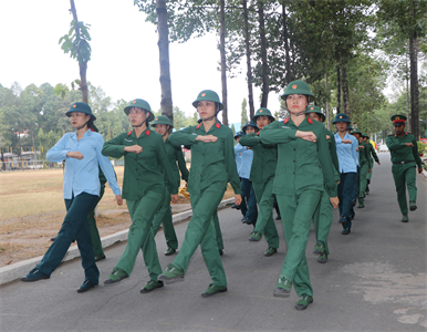 Nữ tân binh quyết tâm rèn luyện trong quân ngũ