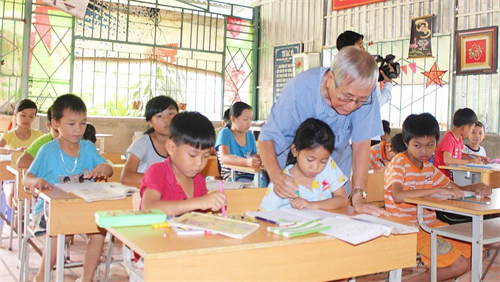 Ông giáo già vùng biên