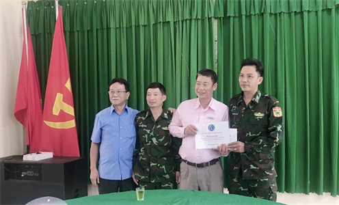 Hiệp hội Cơ - Điện tỉnh Bình Dương tặng quà chiến sĩ Đồn Biên phòng tỉnh Bình Phước