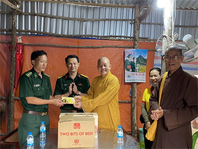 Bộ CHQS tỉnh Long An cùng Ban Trị sự Giáo hội Phật giáo Việt Nam tỉnh thăm, tặng quà các đơn vị biên giới