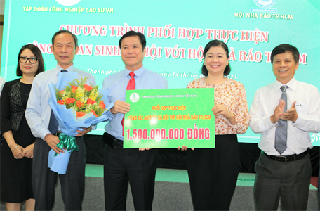 Tập đoàn Công nghiệp Cao su Việt Nam ủng hộ 5 tỷ đồng thực hiện chương trình “Cờ Tổ quốc biên cương”