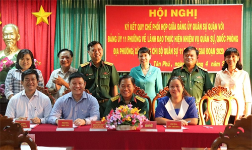 Đảng ủy Quân sự quận Tân Phú ký kết phối hợp với Đảng ủy 11 phường trên địa bàn