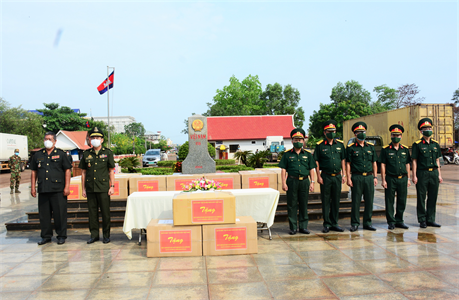 Quân khu 7 trao tặng vật tư y tế chống dịch Covid-19 cho Quân khu 2, Quân đội Hoàng gia Campuchia