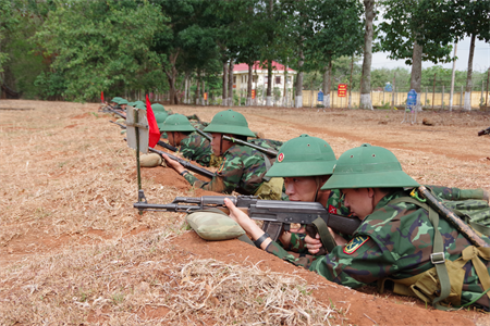 Sư đoàn 302 đẩy mạnh thi đua “Huấn luyện giỏi, kỷ luật nghiêm, SSCĐ cao”