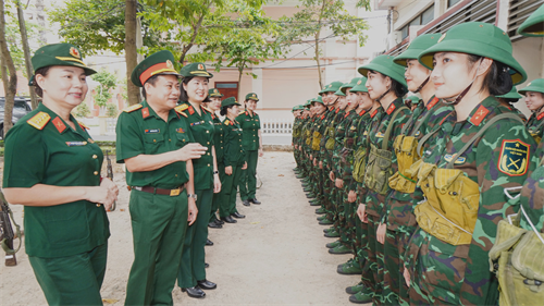 Nữ tân binh hăng say huấn luyện trong quân ngũ