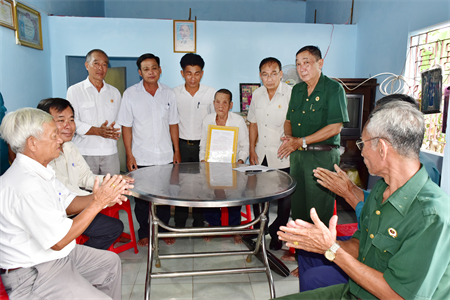 Hội Cựu chiến binh tỉnh Long An tặng nhà đồng đội cho hội viên