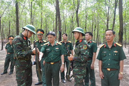 Bộ CHQS tỉnh Bình Phước: Kiểm tra công tác huấn luyện chiến sĩ mới