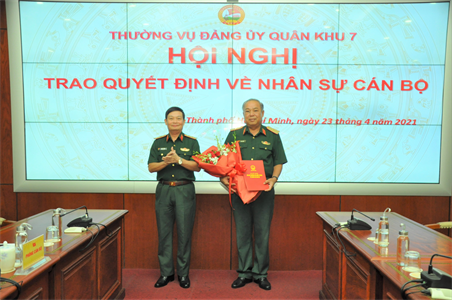 Thường vụ Đảng ủy Quân khu 7 trao quyết định về nhân sự cán bộ
