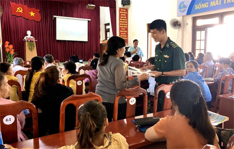 Tuyên truyền pháp luật cho ngư dân Phú Quý