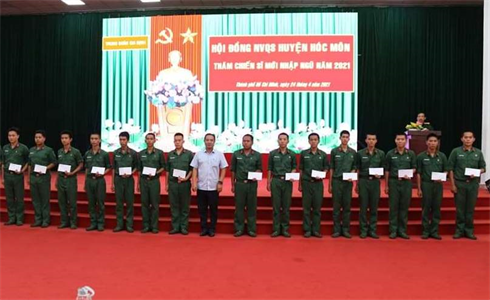 Lãnh đạo huyện Hóc Môn thăm tân binh