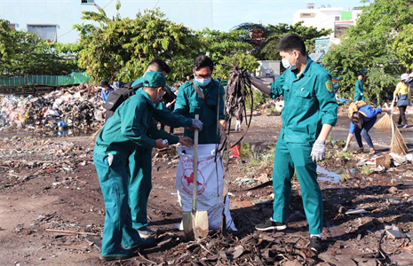LLVT quận Tân Phú ra quân tổng vệ sinh môi trường