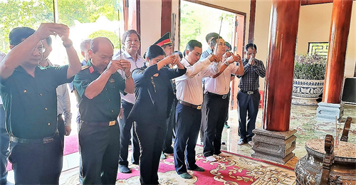 Lãnh đạo tỉnh Bình Phước dâng hương, đặt vòng hoa Đền thờ tưởng niệm tại Tà Thiết