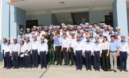 Đoàn đại biểu Quận 7 thăm tân binh tại Lữ đoàn 957