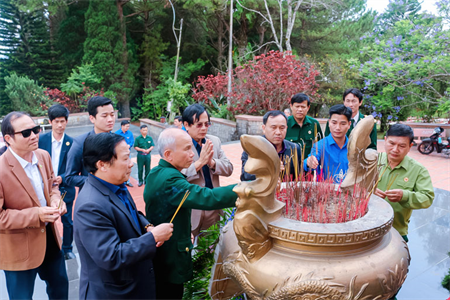 Viếng các anh hùng liệt sỹ nhân kỷ niệm 46 năm ngày giải phóng miền Nam