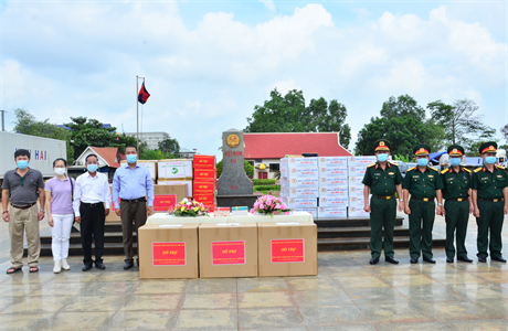 Quân khu 7 trao tặng kinh phí vật chất cho Đại sứ quán Việt Nam tại Campuchia