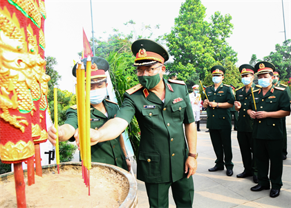 Bộ Tư lệnh Quân khu 7 dâng hương tưởng niệm các Anh hùng liệt sĩ