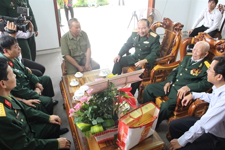 ​Học viện Lục quân thăm và tặng quà cụ Tô Đình Cắm