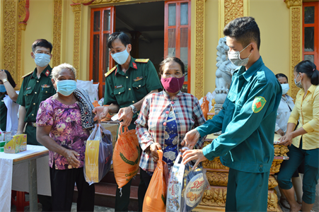 Bộ CHQS tỉnh Bình Phước khám bệnh, cấp thuốc và tặng quà đồng bào Khmer