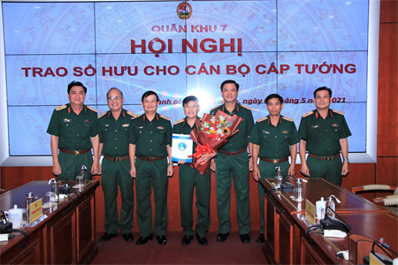 Quân khu 7 trao sổ hưu cho sĩ quan cấp tướng