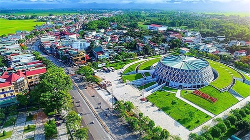 Nên vành hoa đỏ...