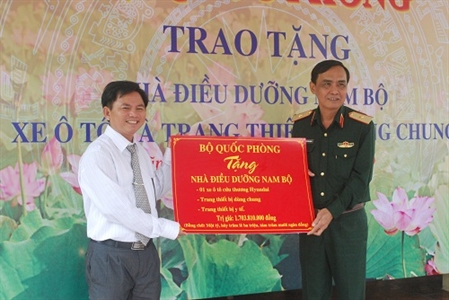 ​Bộ Quốc phòng tặng xe ô tô và trang thiết bị dùng chung cho Trung tâm điều dưỡng người có công các tỉnh Nam bộ