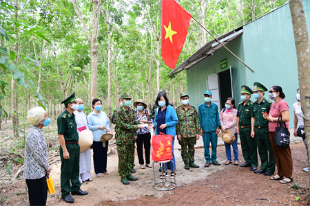 Tặng quà lực lượng phòng chống dịch ở biên giới Bình Phước