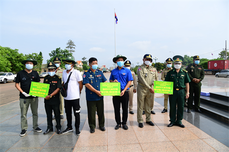 Tặng vật chất phòng dịch cho lực lượng vũ trang Campuchia