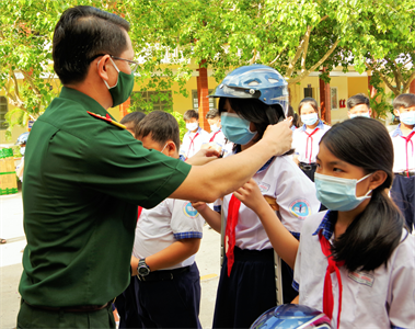 Bộ CHQS tỉnh Long An tổ chức chương trình “San sẻ yêu thương”