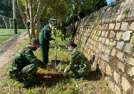 Bộ CHQS tỉnh Lâm Đồng trồng gần 600 cây xanh