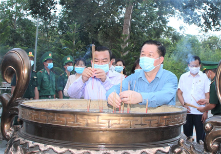 Trưởng Ban Tuyên giáo Trung ương thăm Đồn Biên phòng Tân Phú