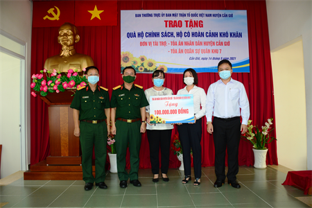 TAQS Quân khu 7 và TAND huyện Cần Giờ tặng quà cho bà con trên địa bàn huyện