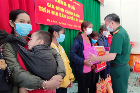 Bộ Chỉ huy Quân sự tỉnh Lâm Đồng tặng quà gia đình chính sách