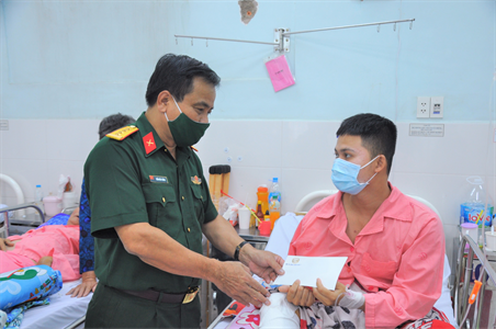 Bộ Tư lệnh Quân khu 7 thăm, hỗ trợ dân quân thường trực bị tai nạn khi làm nhiệm vụ