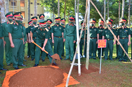 Thiếu tướng Nguyễn Trường Thắng, Tư lệnh Quân khu 7 dự lễ phát động trồng cây tại Sư đoàn 302