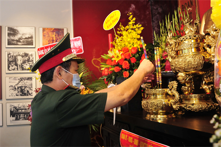 Bộ Tư lệnh TPHCM dâng hương nơi Bác Hồ ở trước khi ra đi tìm đường cứu nước