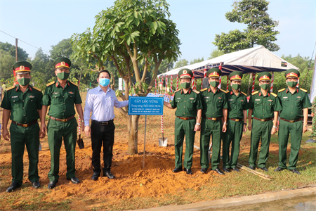 Chính ủy Quân khu dự lễ phát động trồng cây “Đời đời nhớ ơn Bác Hồ” tại Lữ đoàn 26