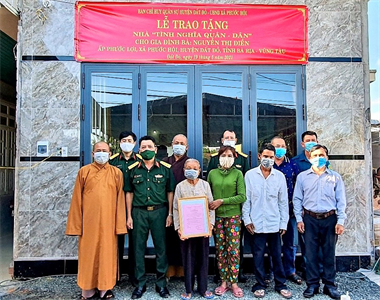 Ban CHQS huyện Đất Đỏ, tỉnh BR-VT trao “Nhà tình nghĩa quân - dân”